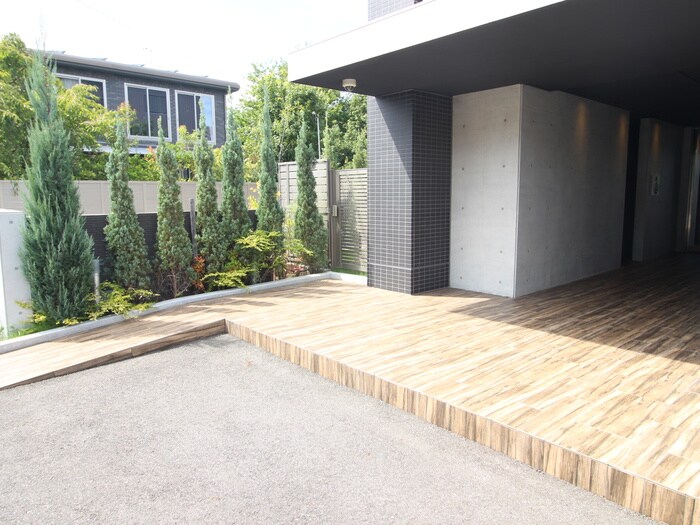 物件外観写真4　(エントランス部分)