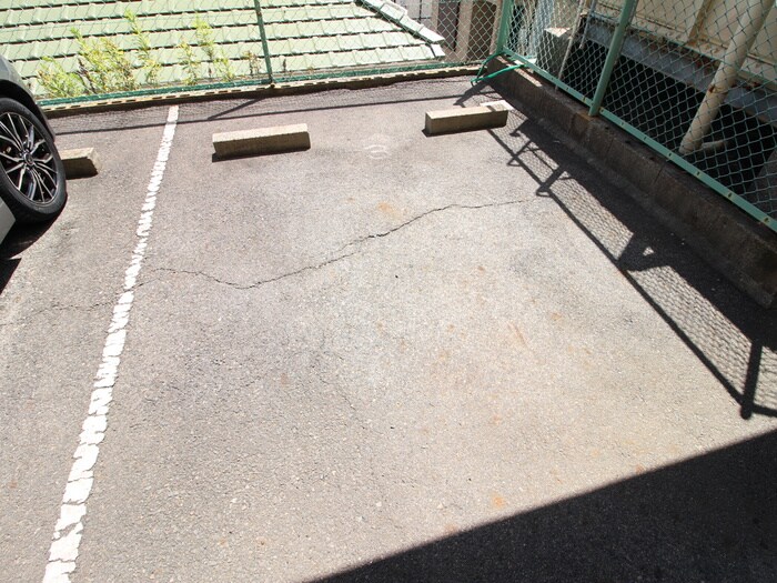 物件外観写真2　(駐車場)