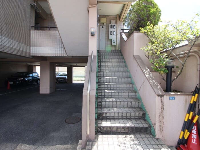 物件外観写真4　(エントランス部分)