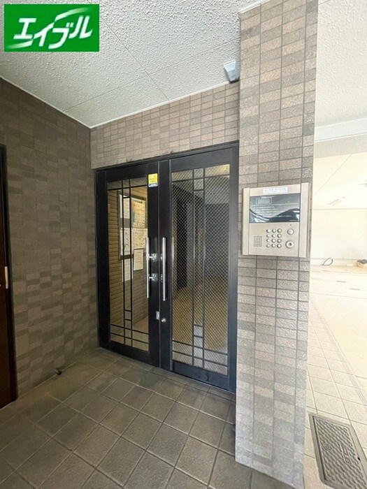 物件外観写真3　(エントランス部分)