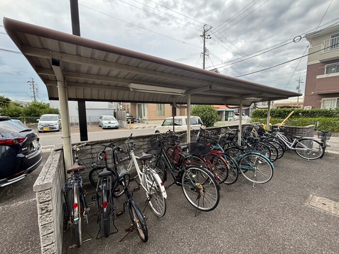 物件外観写真3　(駐輪場)