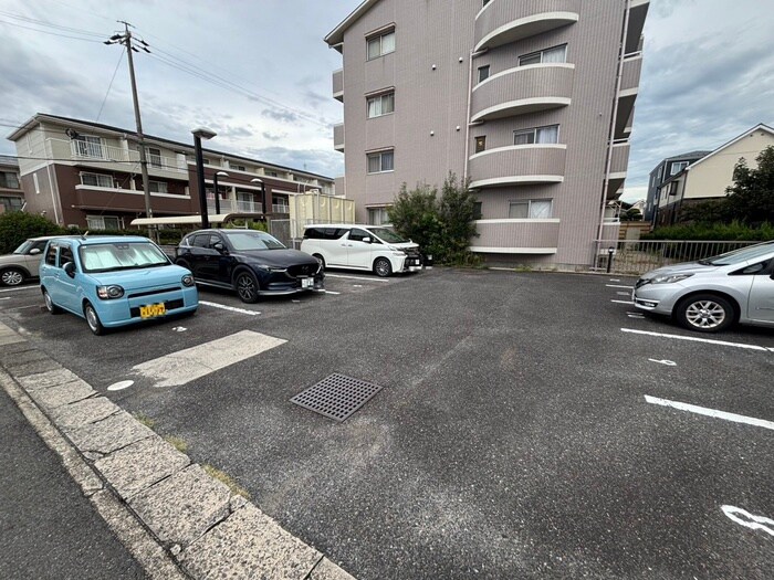 物件外観写真5　(駐車場)