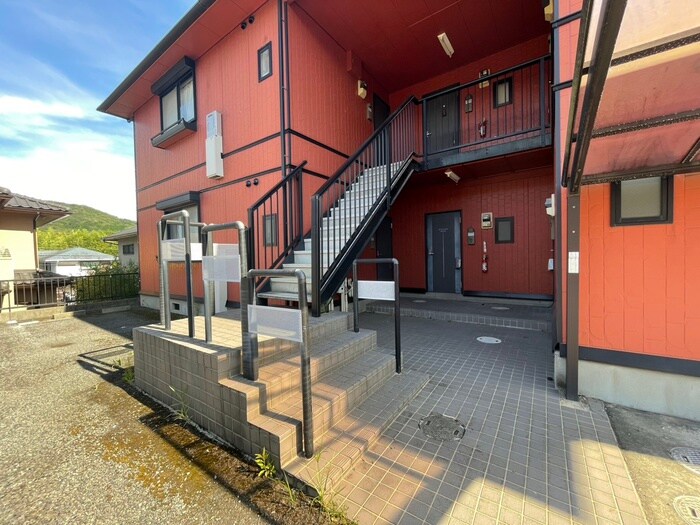 物件外観写真3　(エントランス部分)