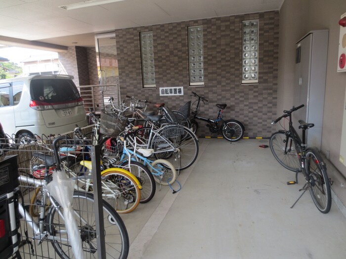 物件外観写真4　(駐輪場)