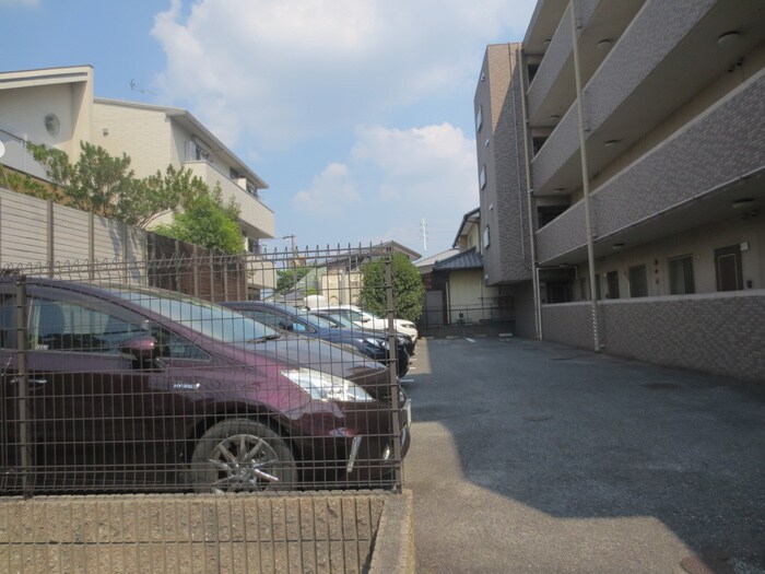 物件外観写真5　(駐車場)