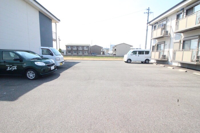物件外観写真4　(駐車場)