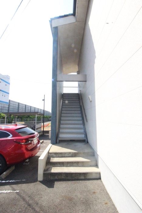 物件外観写真6　(エントランス部分)