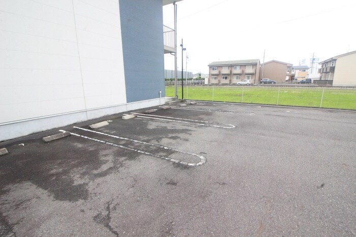 物件外観写真5　(駐車場)