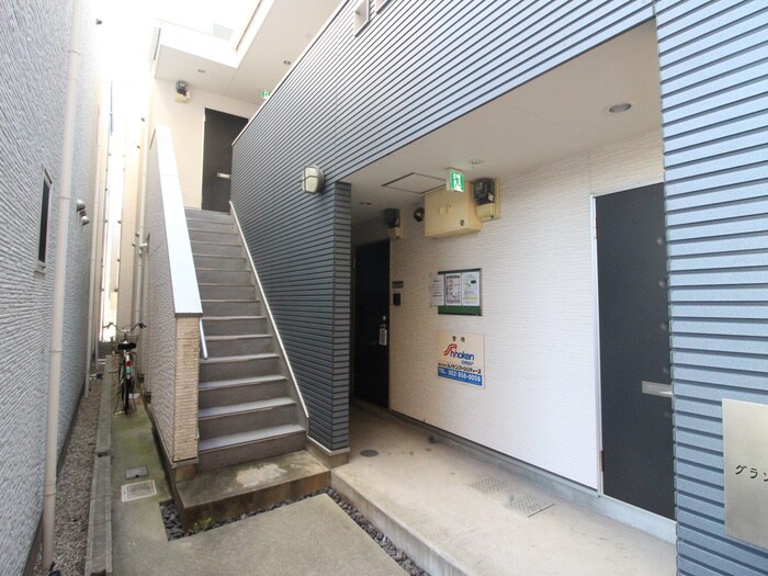 物件外観写真2　(エントランス部分)