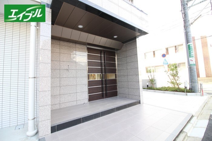 物件外観写真2　(エントランス部分)