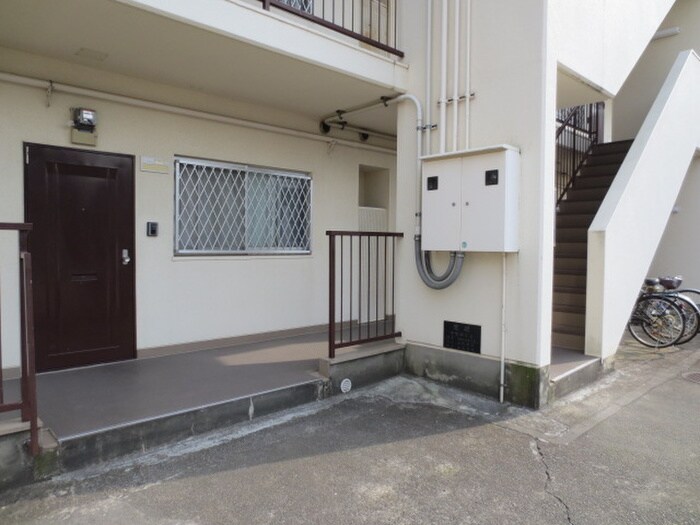 物件外観写真2　(エントランス部分)
