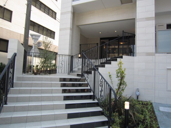 物件外観写真2　(エントランス部分)