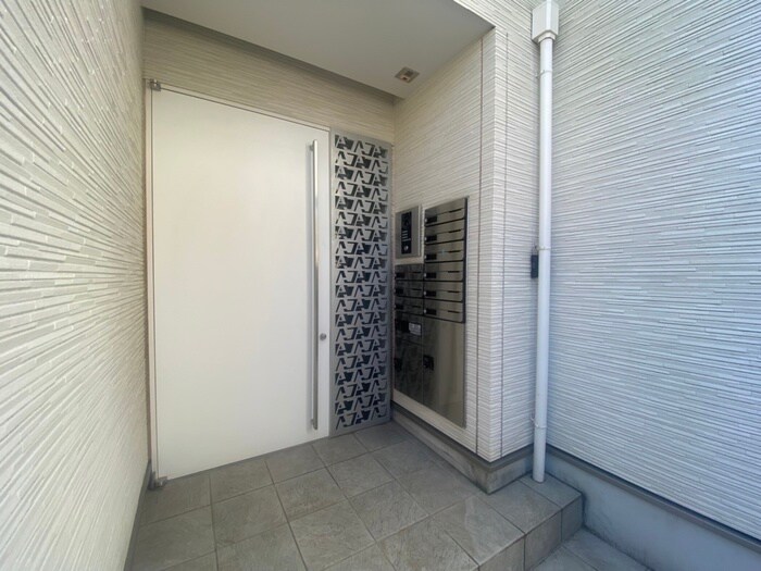 物件外観写真2　(エントランス部分)