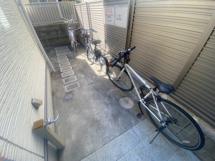物件外観写真5　(駐輪場)