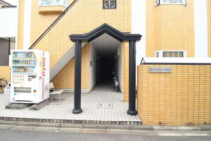 物件外観写真2　(エントランス部分)