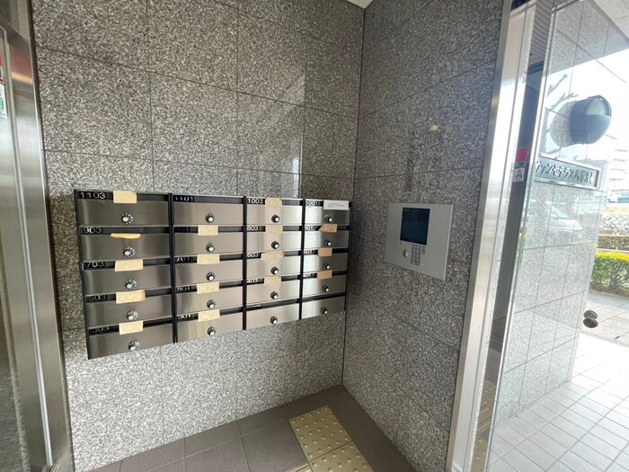 物件外観写真3　(エントランス部分)