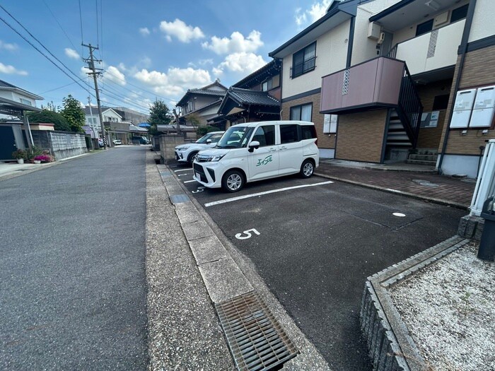 物件外観写真3　(駐車場)