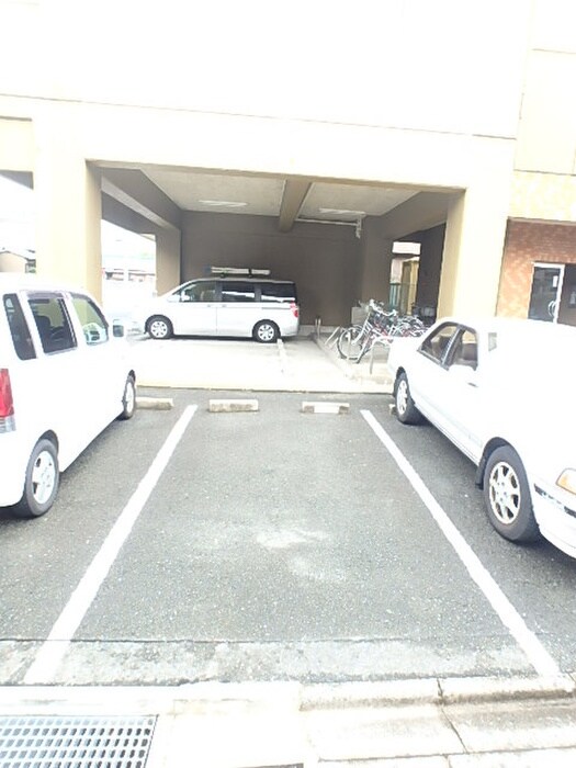 物件外観写真5　(駐車場)
