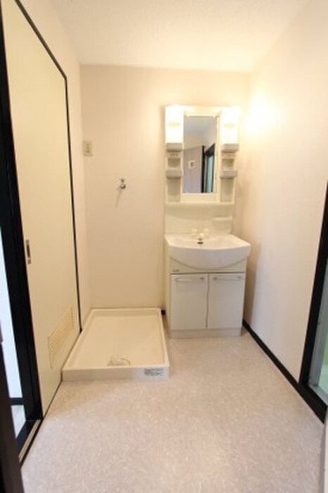 物件内観写真12　(洗濯機置場)