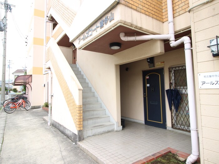 物件外観写真2　(エントランス部分)