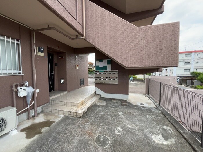 物件外観写真6　(エントランス部分)