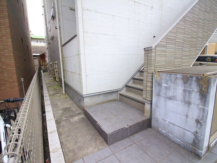 物件外観写真4　(エントランス部分)