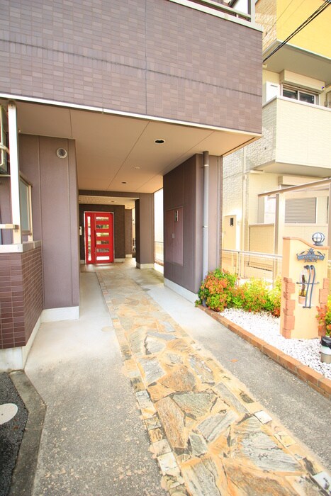 物件外観写真3　(エントランス部分)