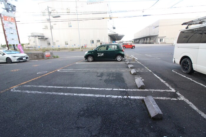 物件外観写真3　(駐車場)