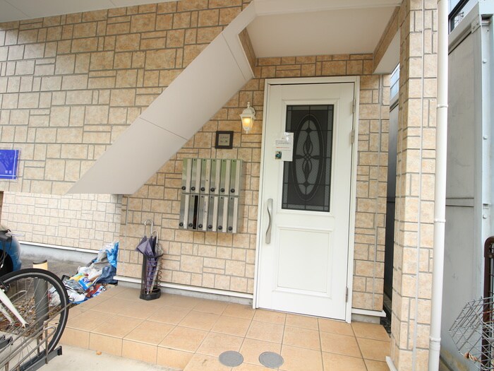 物件外観写真4　(エントランス部分)