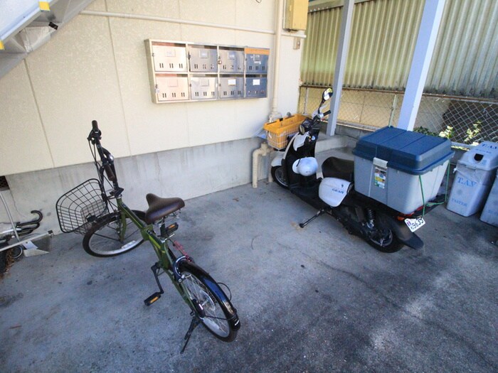 物件外観写真4　(駐輪場)