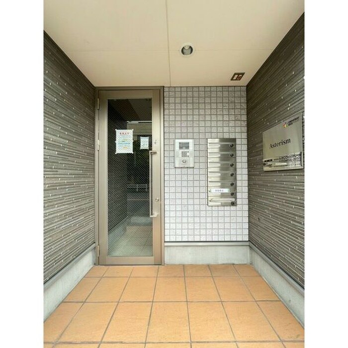 物件外観写真2　(エントランス部分)