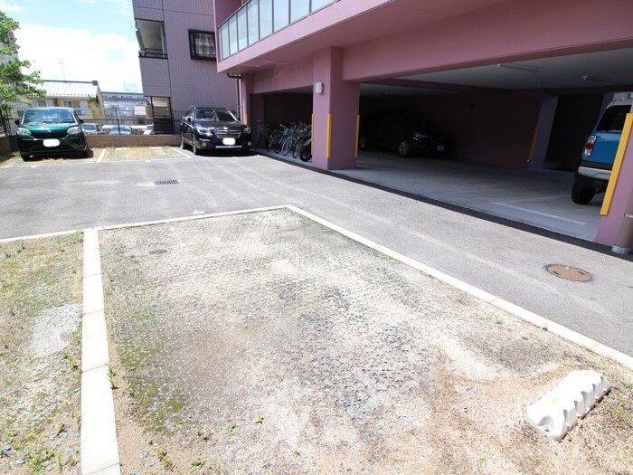 物件外観写真5　(駐車場)