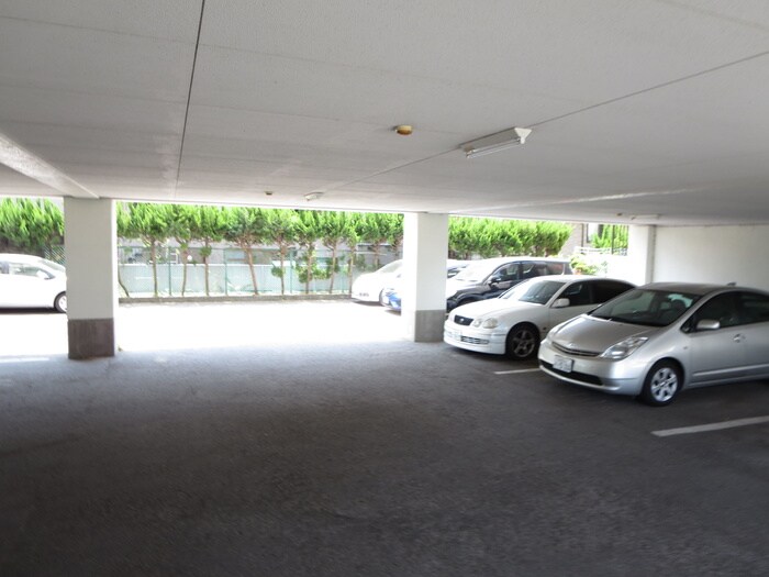 物件外観写真6　(駐車場)