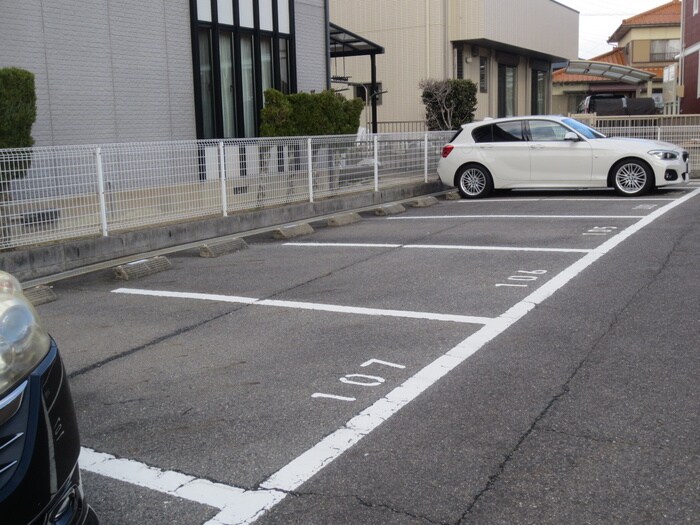 物件外観写真5　(駐車場)