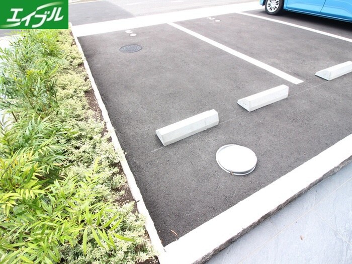物件外観写真6　(駐車場)