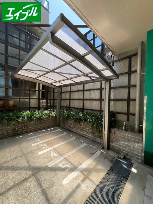 物件外観写真4　(バイク置き場)