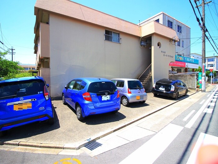 物件外観写真5　(駐車場)