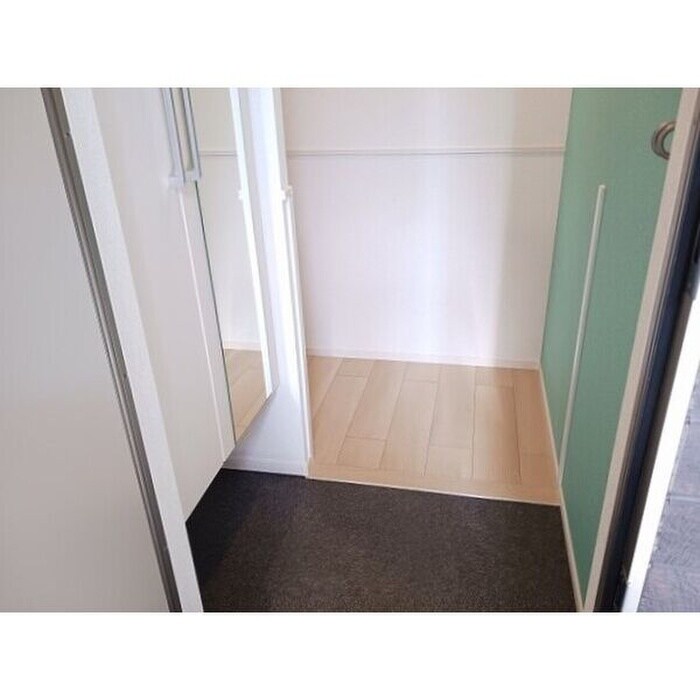 物件内観写真8　(玄関)