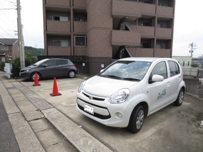 物件外観写真4　(駐車場)