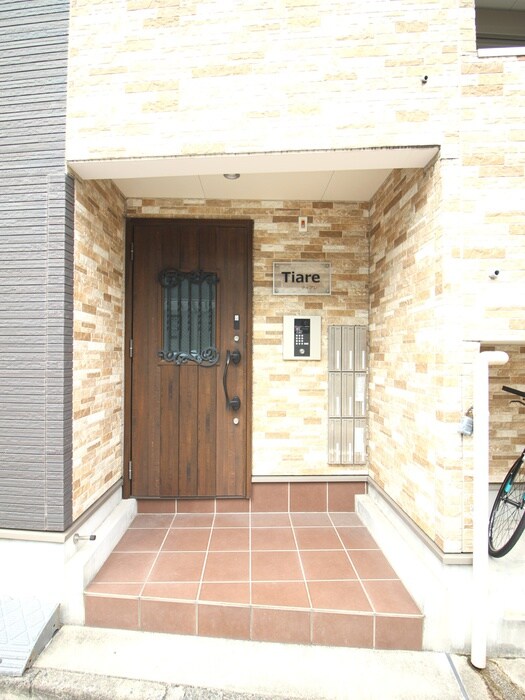 物件外観写真2　(エントランス部分)