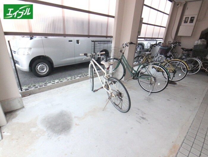 物件外観写真2　(駐輪場)