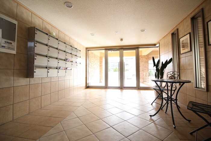 物件外観写真3　(エントランス部分)