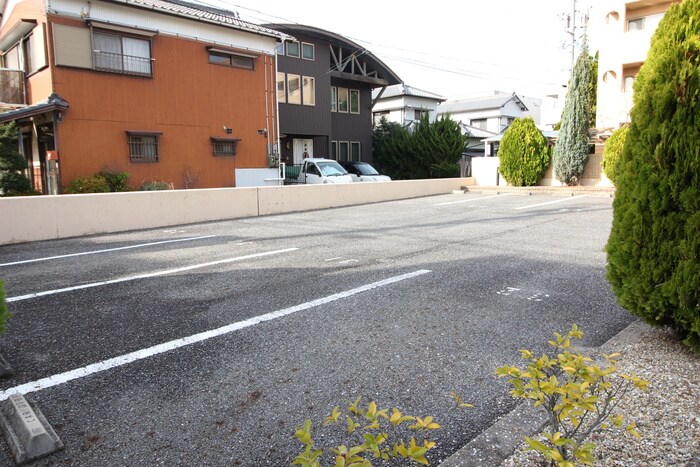 物件外観写真6　(駐車場)