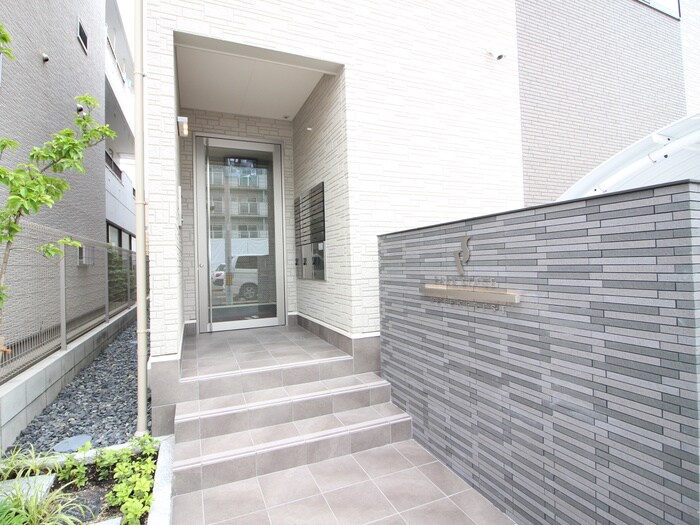 物件外観写真2　(エントランス部分)