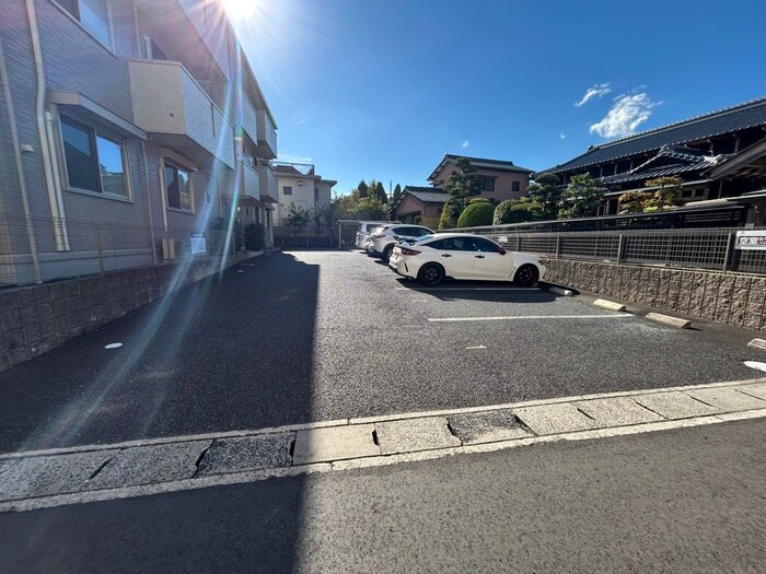 物件外観写真3　(駐車場)