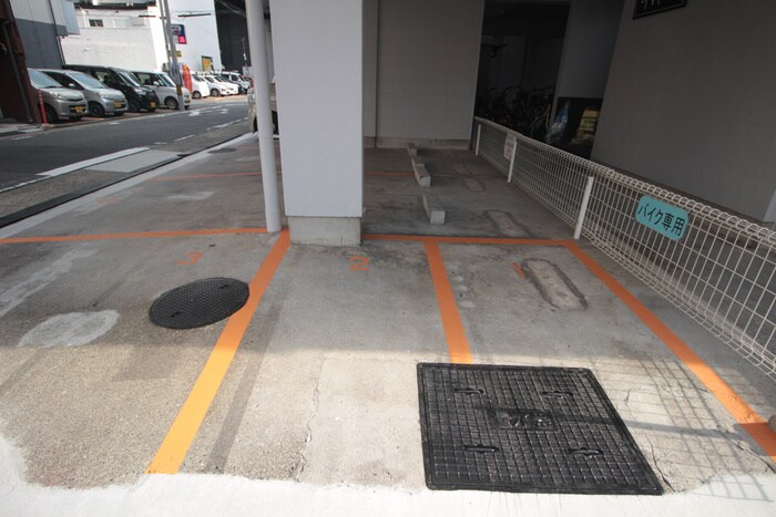 物件外観写真2　(バイク置き場)