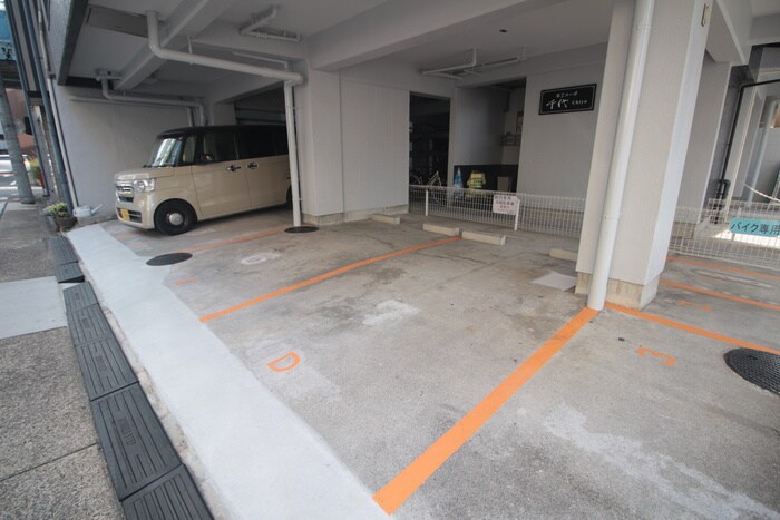 物件外観写真3　(駐車場)