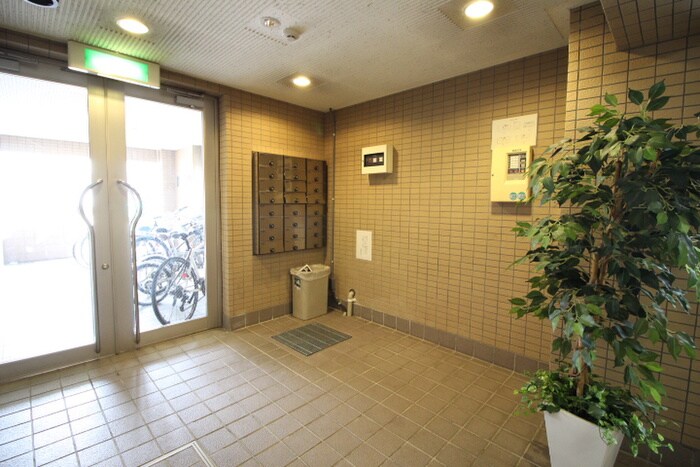 物件外観写真2　(エントランス部分)