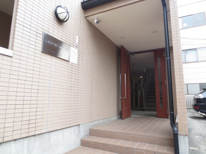 物件外観写真2　(エントランス部分)