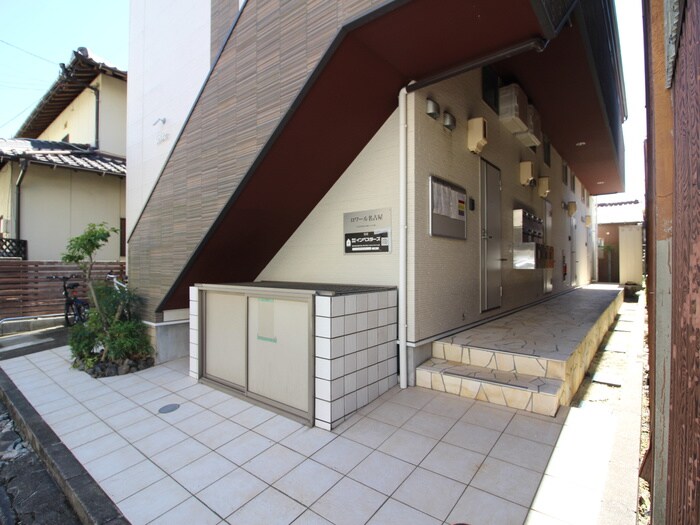 物件外観写真5　(エントランス部分)